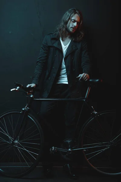 Young man with bicycle — Stock Photo, Image