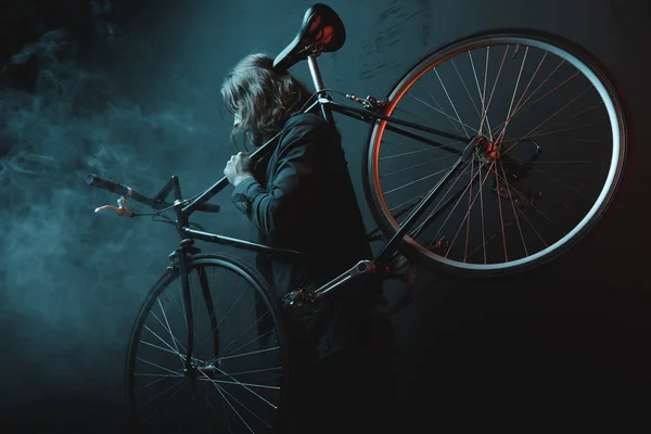 Fiatal férfi kerékpárral — Stock Fotó