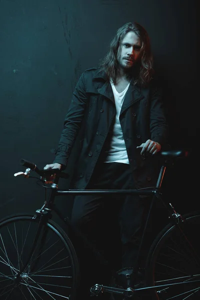 Jeune homme avec vélo — Photo