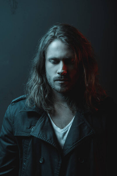 Красивый длинноволосый мужчина
 