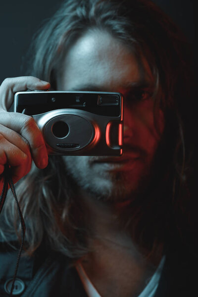 молодой человек с фотоаппаратом
 