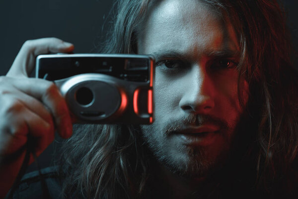 молодой человек с фотоаппаратом
 