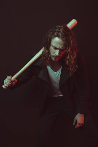 молодой человек с бейсбольной битой
 