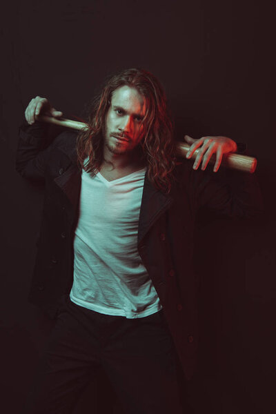 молодой человек с бейсбольной битой
 