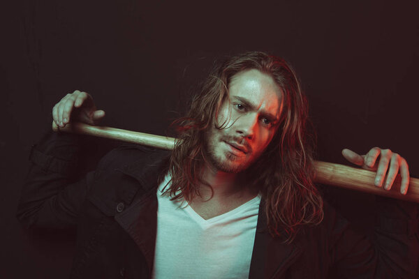 молодой человек с бейсбольной битой
 