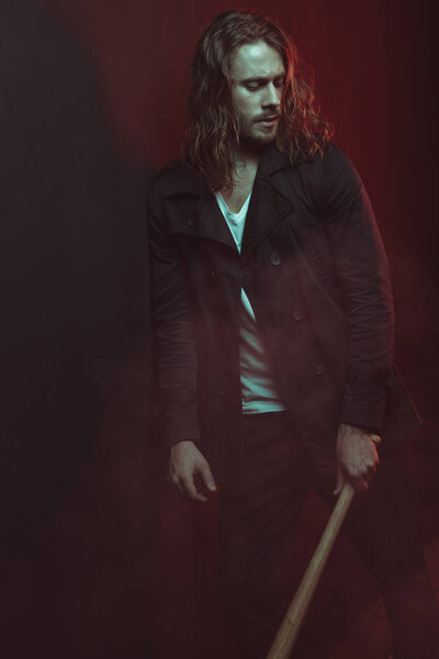 молодой человек с бейсбольной битой
 