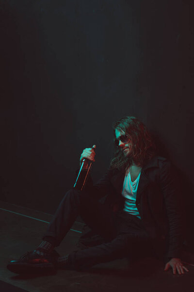 выпивка в солнцезащитных очках с бутылкой алкоголя
 