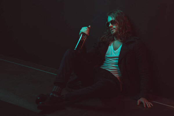 выпивка в солнцезащитных очках с бутылкой алкоголя
 