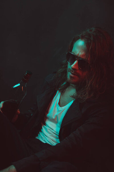 бездельник в солнцезащитных очках пьет виски
