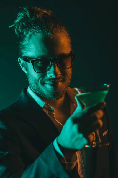 Стильний чоловік тримає скло з коктейлем — стокове фото