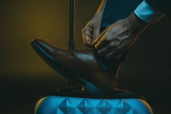 Şık adam bavula ayakkabı bağcığı bağlama — Stok fotoğraf