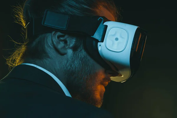 Man using virtual reality headset — Stock Photo, Image