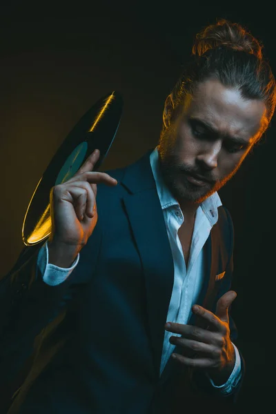 Mannen i smoking holding vinylskiva — Stockfoto