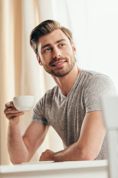 Młody człowiek pijący kawę — Zdjęcie stockowe