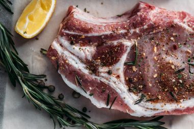 Baharat ile ham antrikot biftek
