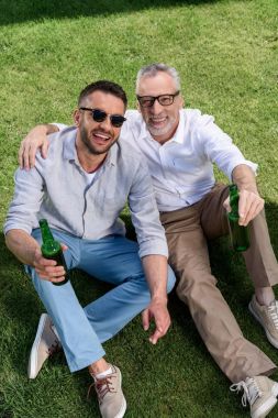 Baba ve yetişkin oğlu drinkig bira
