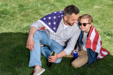 Baba ve oğul Amerikan bayrağı ile