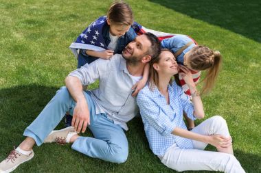 Amerikan bayrağı ile mutlu aile 