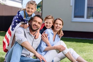 Amerikan bayrağı ile mutlu aile 
