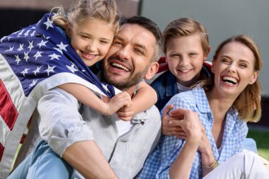 Amerikan bayrağı ile mutlu aile 