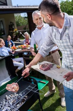 Sakallı erkekler Barbekü yapma 