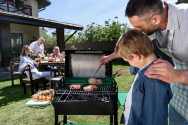 Mutlu bir aile Barbekü 