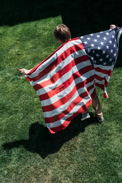Μικρό αγόρι με αμερικανική σημαία — Φωτογραφία Αρχείου