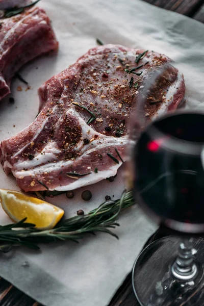 Bife de ribeye cru com especiarias — Fotografia de Stock