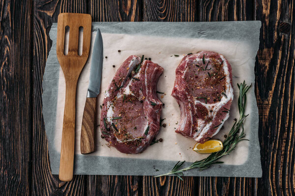 сырые стейки из рибея со специями
