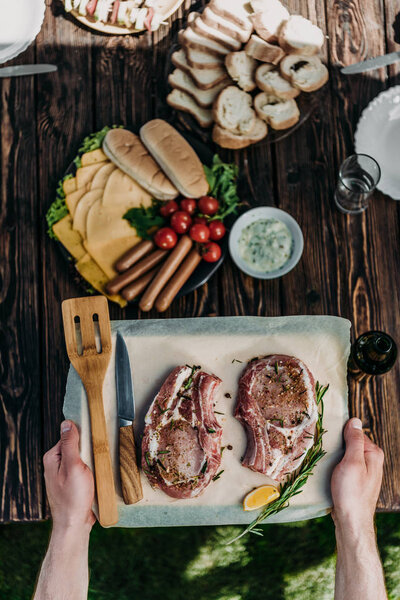 сырые стейки из рибея со специями
