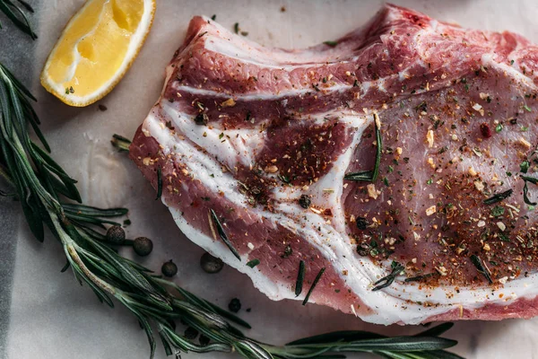 Bistec crudo con especias —  Fotos de Stock