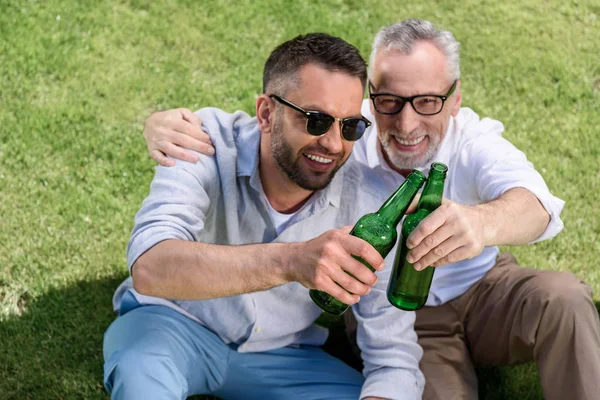 Отец и взрослый сын пьют пиво — стоковое фото