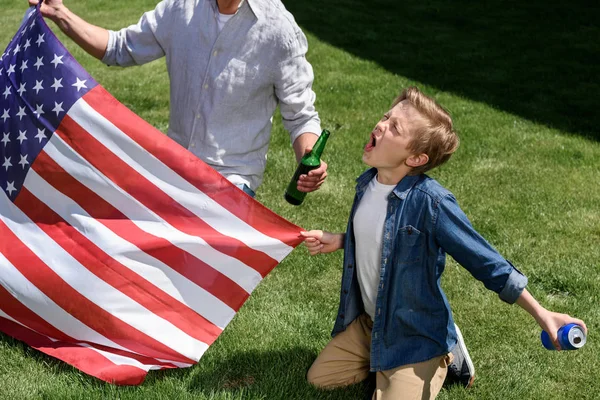 Vater und Sohn mit amerikanischer Flagge — kostenloses Stockfoto