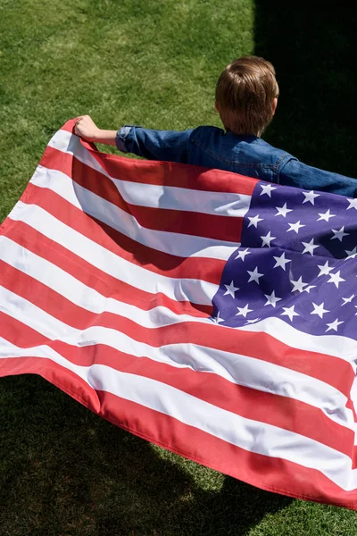Niño corriendo con bandera americana — Foto de Stock