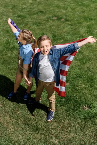 Geschwister mit amerikanischer Flagge — Stockfoto