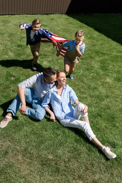 Gelukkige familie met Amerikaanse vlag — Stockfoto