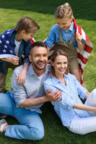 Ευτυχισμένη οικογένεια με την αμερικανική σημαία — Φωτογραφία Αρχείου