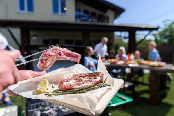 Man grillen van vlees — Stockfoto