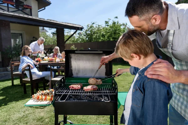 Boldog család, grill — Stock Fotó