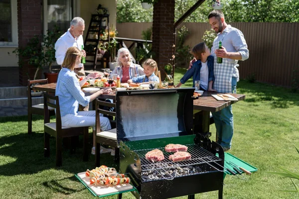 Familia feliz en la barbacoa — Foto de Stock