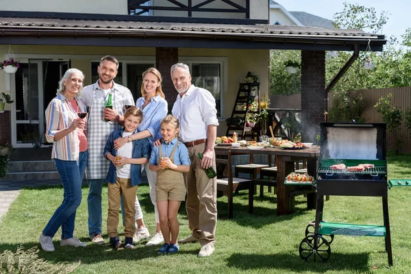 Familia feliz en la barbacoa — Foto de Stock