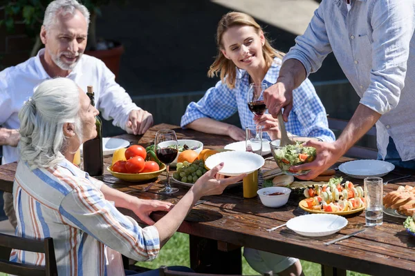 Familj som har picknick tillsammans — Stockfoto