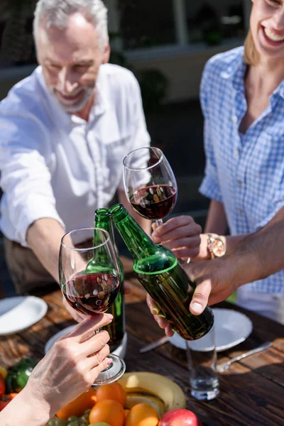 Familj spottar glasögon — Stockfoto