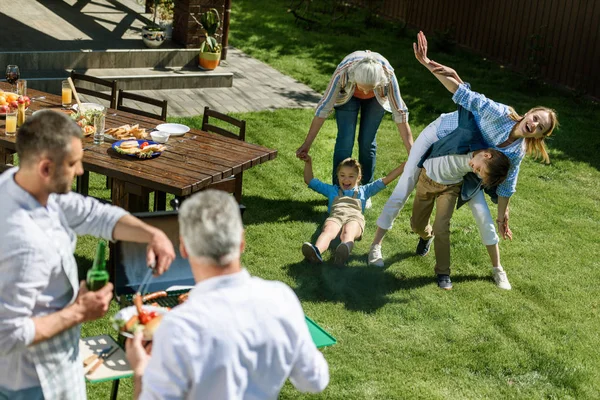 Family spend time during barbecue — Stock Photo, Image