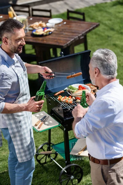 Mann som serverer kokt mat – stockfoto