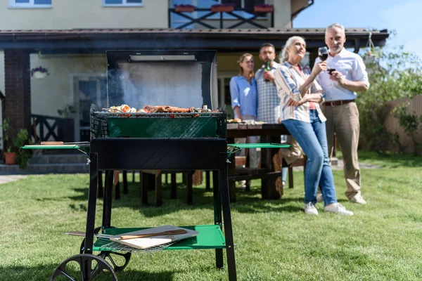 Familien tilbringer tid sammen på grillfest – stockfoto