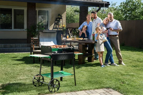 Familien tilbringer tid sammen på grillfest – stockfoto