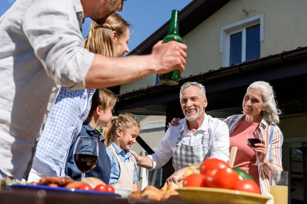 Lykkelig familie, der har picnic på terrassen - Stock-foto