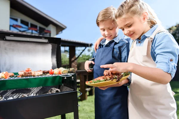 Barn testar kokt kött — Stockfoto