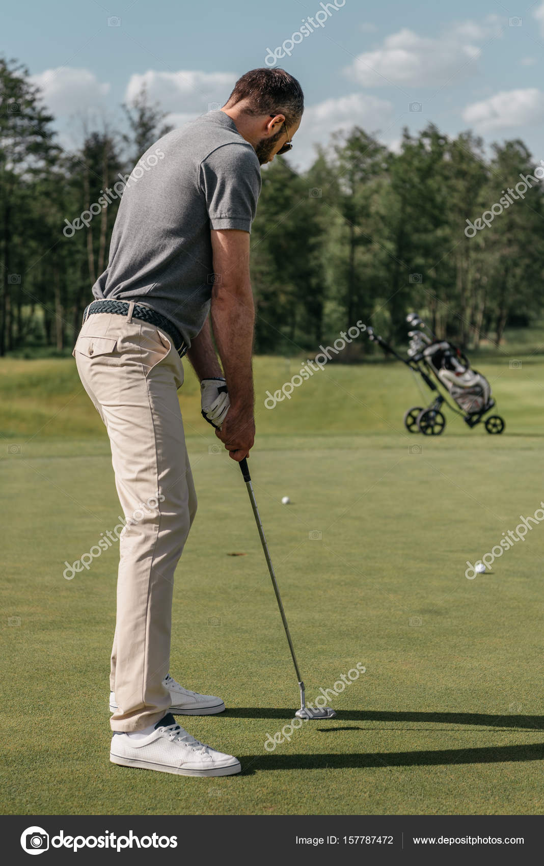 Young casual man playing golf — Stock Photo © ArturVerkhovetskiy 157787472
